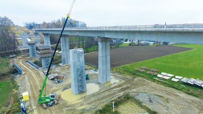 SENNEBOGEN Teleskopkran / Telekran 643 Raupe Hebearbeiten Autobahnbaustelle