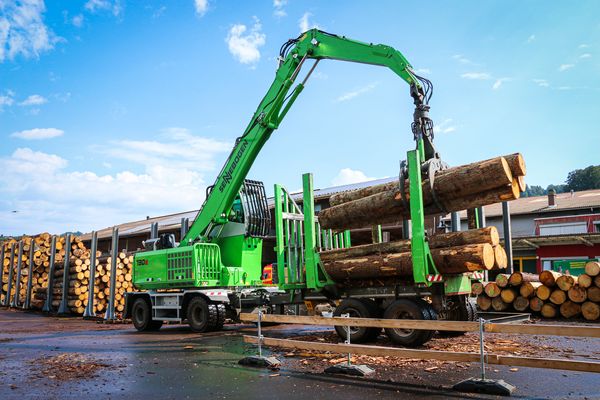 SENNEBOGEN 730 timber handling machine in Pick & Carry application with trailer, saw mill, Switzerland SENNEBOGEN 730 timber handling machine in Pick & Carry application with trailer, saw mill, Switzerland