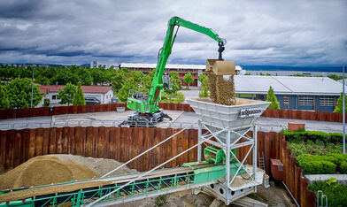 Umschlagbagger für den Hafen Hafenbagger Umschlagmaschine SENNEBOGEN 835 G Hybrid Zweischalengreifer Hafenumschlag