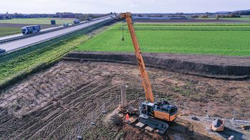 SENNEBOGEN 624 E Seilbagger setzt Bohrrohre für den Brunnenbau ein.