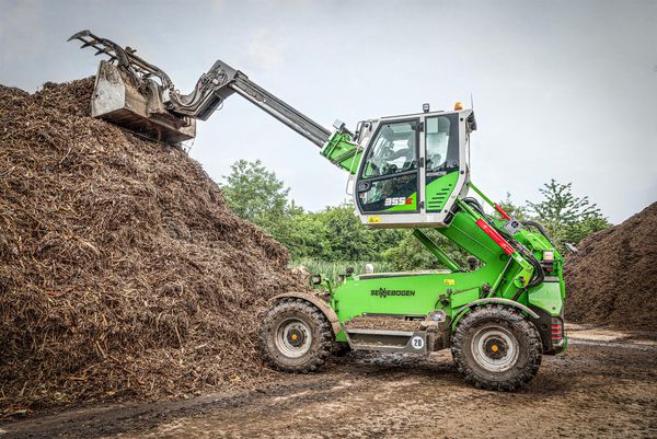 SENNEBOGEN 355 telehandler, composting plant, sorting of green waste, Germany SENNEBOGEN 355 telehandler, composting plant, sorting of green waste, Germany