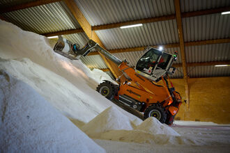 SENNEBOGEN 355 E_salt loading_winter service vehicle loaded with telehandler