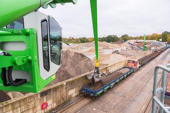 SENNEBOGEN 870 E-Krananlage durch Umschlagbagger ersetzt