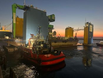 Schwimmdock hebt Ponton und SENNEBOGEN 895 E durch kontrolliertes Entballastieren auf Höhe der Kaimauer.