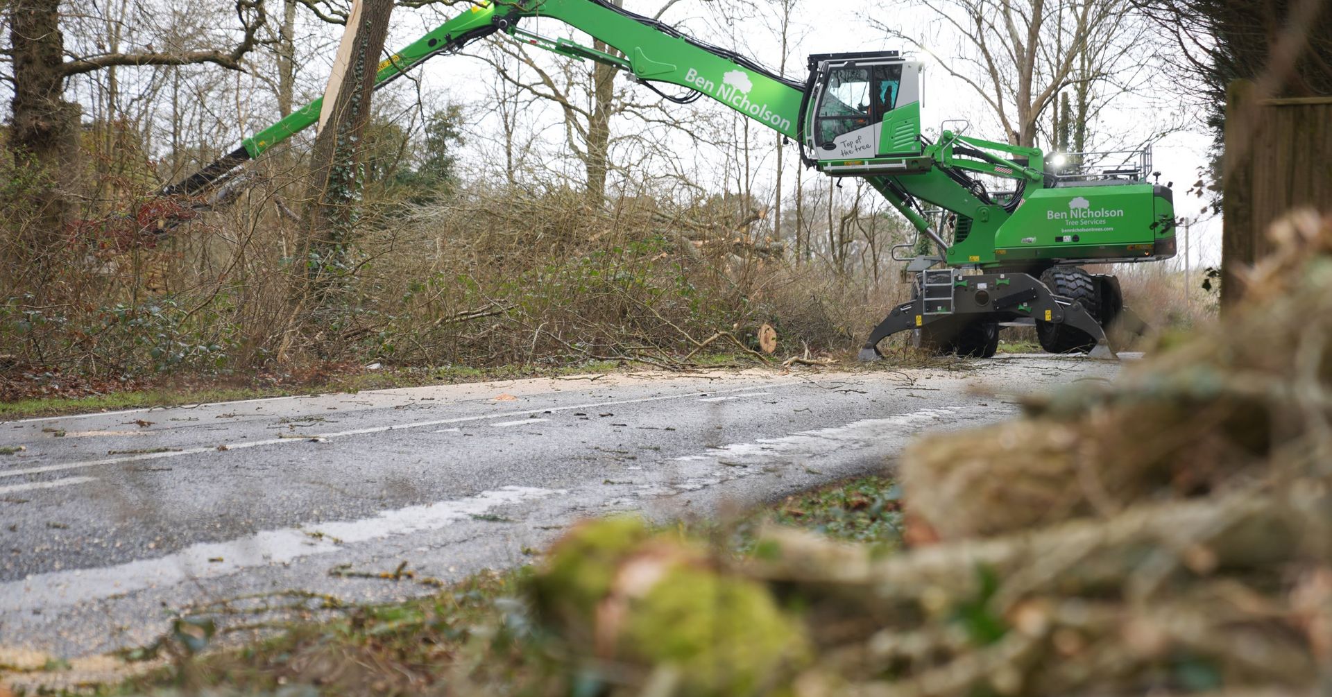 Tree felling work with tree care handlers: reducing road closures