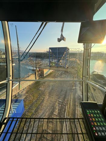EQ Balancer crane-handling machine - inland port