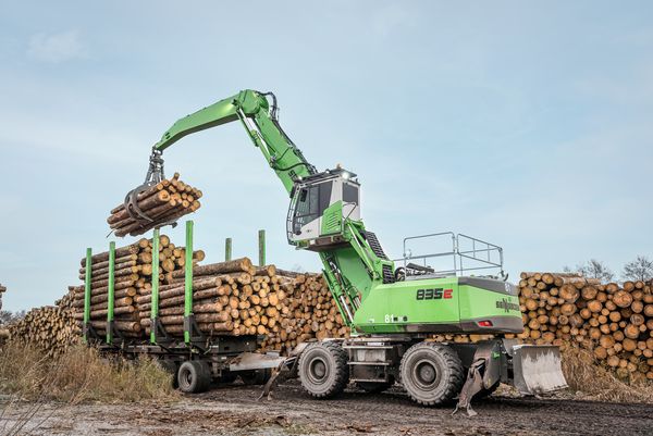 SENNEBOGEN 835 Holz-Umschlagbagger mit Anhänger zieht 80 t Rundholz im Sägewerk Schwaiger SENNEBOGEN 835 Holz-Umschlagbagger mit Anhänger zieht 80 t Rundholz im Sägewerk Schwaiger