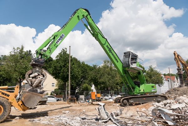 Abbruchmaschine SENNEBOGEN 830 E beim Abbruch des Möbelhauses in Regensburg