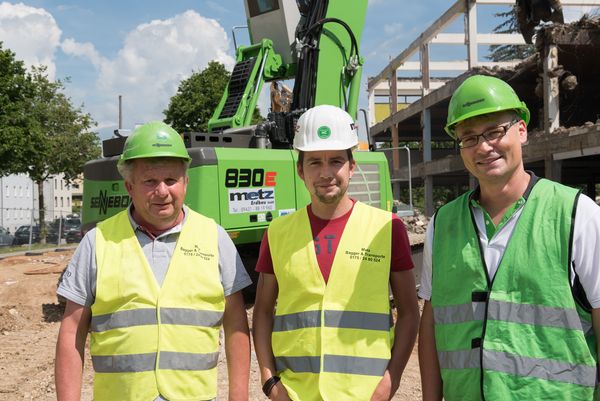 Abbruchmaschine SENNEBOGEN 830 E beim Abbruch des Möbelhauses in Regensburg