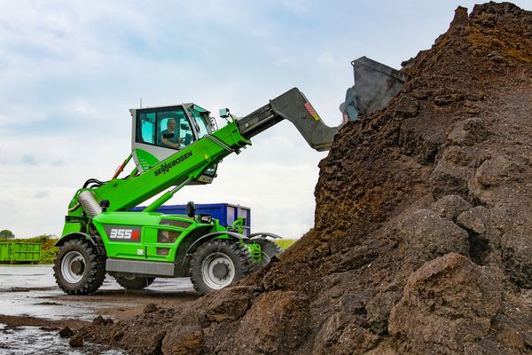 SENNEBOGEN telehandler 355 E loading of compost in composting plant with shovel and elevating cab