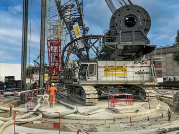 Seilbagger für den Spezialtiefbau 140 t SENNEBOGEN 6140 mit Schlitzwandgreifer und Hydrofräse Tunnelbau