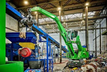 Abfallrecycling Shredder Beladung Füttern Umschlagmaschine Umschlagbagger SENNEBOGEN 818 E Mobil Recycling Abfallindustrie Müllverwertung Abfallverwertung Mehrschalengreifer