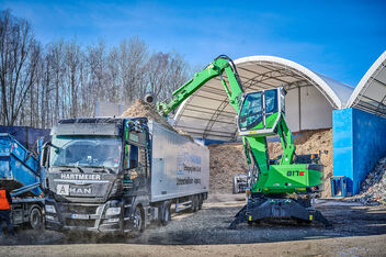 SENNEBOGEN Umschlagmaschine Umschlagbagger 817 E Mobil Sortiergreifer Abfallwirtschaft Recycling LKW Beladung Entladung