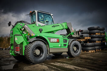 Robust telescopic handler for the waste recycling industry with elevating driver’s cab: the SENNEBOGEN 355 E – an ideal alternative to the wheel loader: Operation with lifting fork