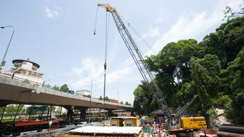 Ein Seilbagger in Singapur: SENNEBOGEN 690 HD im Tiefbau-Einsatz bei Tuksu Engineering