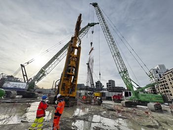 SENNEBOGEN 3300 Raupenkran von FORCE-LOC montiert Bewehrungskörbe auf einer Spezialtiefbaustelle in Gennevilliers.