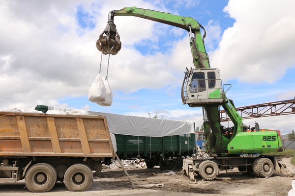 The SENNEBOGEN 825 D-Series during scrap handling in Russia