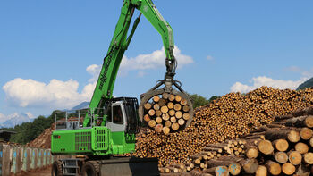 Holzumschlag SENNEBOGEN 735 E Mobil Umschlagmaschine Umschlagbagger Entnahme Sortierstrang Sägewerk Rundholzplatz Rundholz Baumstämme