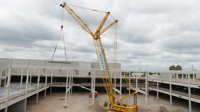 130 t Raupenkran Gittermastkran SENNEBOGEN 4400 Hubarbeiten Betonfertigteile Baustelle Baustellenkran