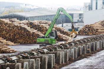 Umschlagbagger fürs Sägewerk SENNEBOGEN 730 E Mobil Holzumschlag