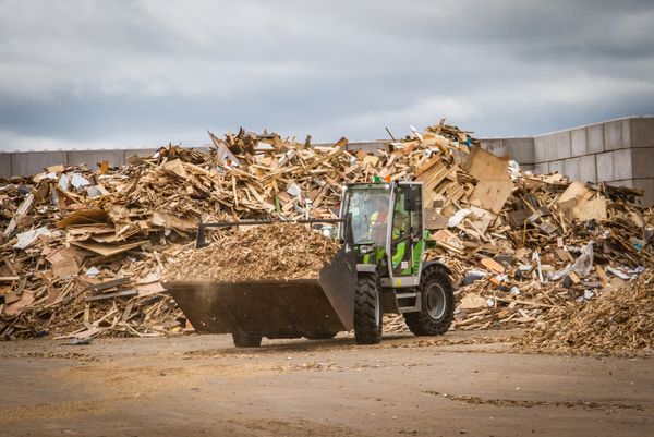 SENNEBOGEN Telehandler 355 E wood recycling shovel dust