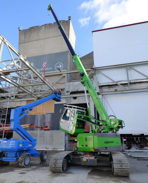 Download (RGB 300 dpi) Telecrane on the roof in France