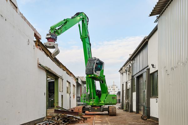 SENNEBOGEN 825 demolition machine, dismantling and deconstruction in the city center of Straubing SENNEBOGEN 825 demolition machine, dismantling and deconstruction in the city center of Straubing
