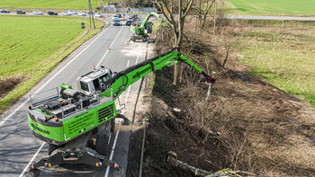 GEHÖLZPFLEGE MIT FÄLLBAGGER ENTLANG VON LANDSTRASSEN UND AUTOBAHNEn, SENNEBOGEN 728