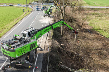 GEHÖLZPFLEGE MIT FÄLLBAGGER ENTLANG VON LANDSTRASSEN UND AUTOBAHNEn, SENNEBOGEN 728