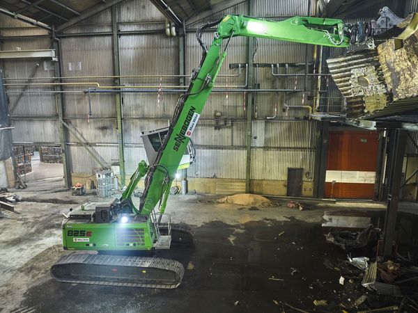 SENNEBOGEN 825 E Abbruch unter Hallendach