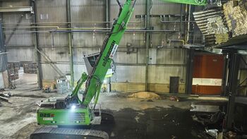 SENNEBOGEN 825 E demolition under the hall roof