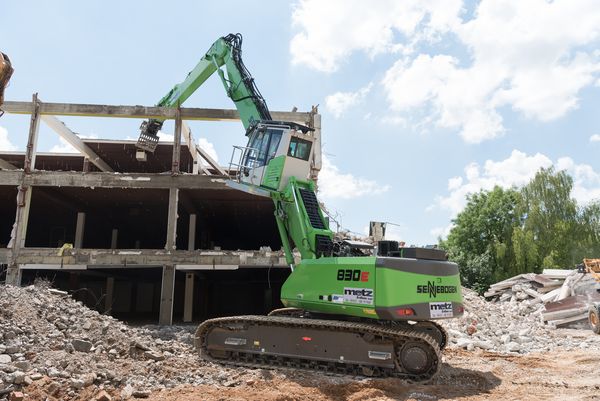 Abbruchmaschine SENNEBOGEN 830 E beim Abbruch des Möbelhauses in Regensburg