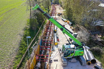 Kompaktkran Baustelle Rohrverlegung Teleskopkran Telekran SENNEBOGEN 613