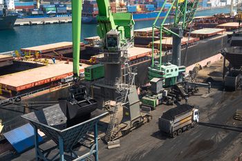 SENNEBOGEN 895 E am Hafen von İDÇ LIMAN