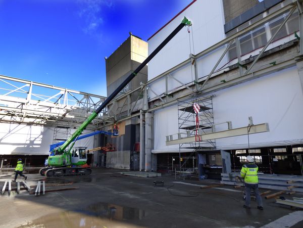 Download (RGB 300 dpi) Telecrane on the roof in France
