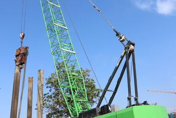 SENNEBOGEN 1100 E crawler crane to dismantle a sheet pile wall to create more space for housing