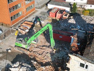 45 to Abbruchbagger, SENNEBOGEN 830, Abbruchzange, Abbruch Schülerwohnheim