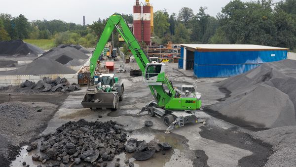 Umschlagmaschine Umschlagbagger SENNEBOGEN 835 E Schlackesortierung Magnet