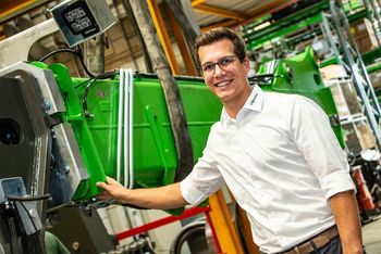 Sebastian Sennebogen an einer SENNEBOGEN Maschine.
