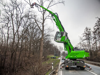 GEHÖLZPFLEGE MIT FÄLLBAGGER ENTLANG VON LANDSTRASSEN UND AUTOBAHNEn, SENNEBOGEN 728