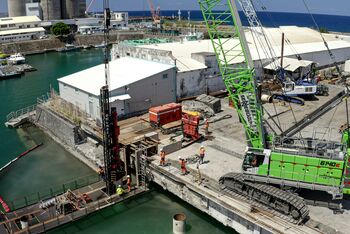 140 t duty cycle crane, SENNEBOGEN 6140 HD, Hydraulic engineering , Reconstruction of a quay in Reunion Island