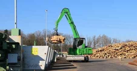 Umschlagmaschine SENNEBOGEN 730 E beim Holzumschlag