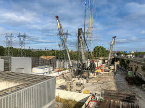 SENNEBOGEN 6140 HD, 140 t duty cycle crane with diaphragm wall grab, France