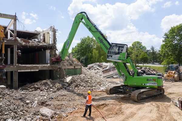Abbruchmaschine SENNEBOGEN 830 E beim Abbruch des Möbelhauses in Regensburg