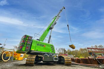 Kanalbau mit 100 t Raupen-Teleskopkran, SENNEBOGEN 6103, Hebearbeiten