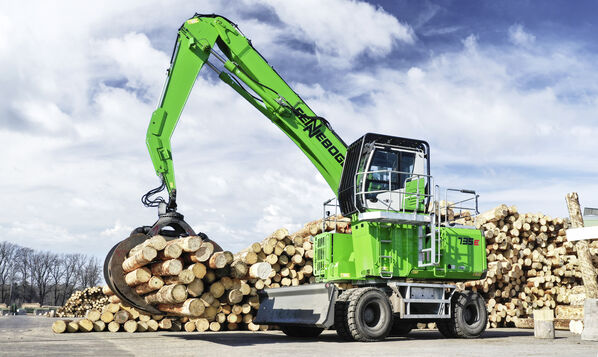 SENNEBOGEN 735 M Prototyp beim Holzumschlag