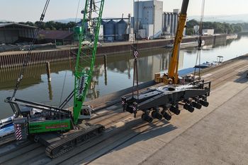 Machine transport by barge-SENNEBOGEN