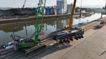 Machine transport by barge-SENNEBOGEN Machine transport by barge-SENNEBOGEN