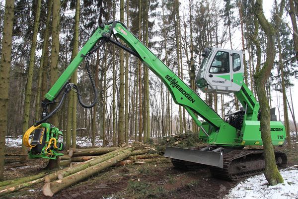 Download (RGB, 300 dpi) SENNEBOGEN 718 Forestry SENNEBOGEN 718 Forestry Raupenharvester Forstmaschine