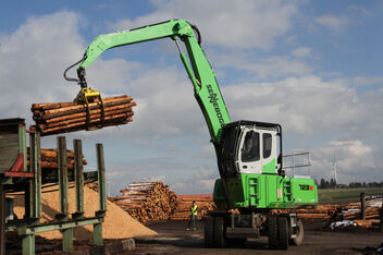 Holzumschlagbagger für Sägewerk SENNEBOGEN 723 E Holzumschlag